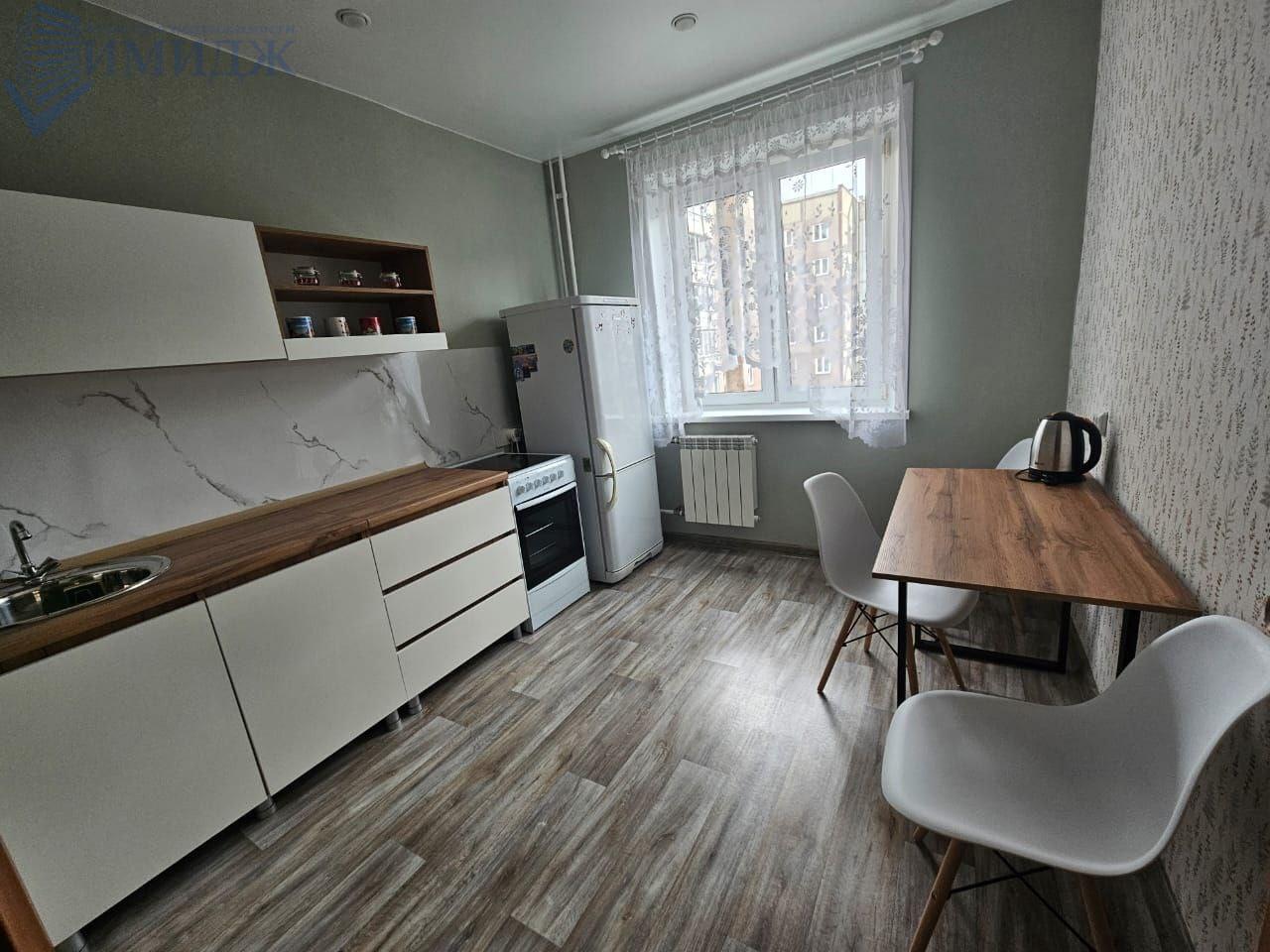 Фото реальные.
Сдам в аренду 2-комн. квартиру.
Без животных.
Не курящим. 
Есть необходимая мебель и бытовая техника.
Собственник сдает  на длительный срок.
Свет, вода по счётчикам.
Вариант в наличии.
Звоните. Ответим на все вопросы.
Выездной риелтор!
Предоплату не берём. Оплата услуг после показа и 