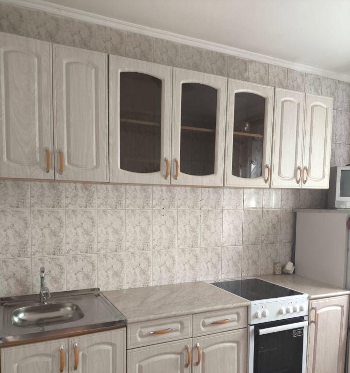 Двухкомнатная квартира, расположена в районе Кецховели-Копылова. В квартире имеется мебель для комфортного проживания, кухня, холодильник, электрическая плита, стиральная машинка. Рядом расположена остановка, в будущем - станция метро. Инфраструктура развита, на общественном транспорте можно уехать 