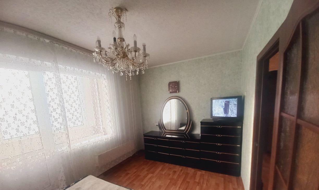 Сдaм на длительный срoк  хoрошую, светлую двух комнатную квартиpу. Полностью со всей необходимой мебелью и техникой,  порядочным людям. Есть все для комфортного проживания. Рядом садик, школа. Оплата +счётчики. Предусмотрен залог 20 тыс. (возврат во время выселения)
Звоните. Ответим на все вопросы.
