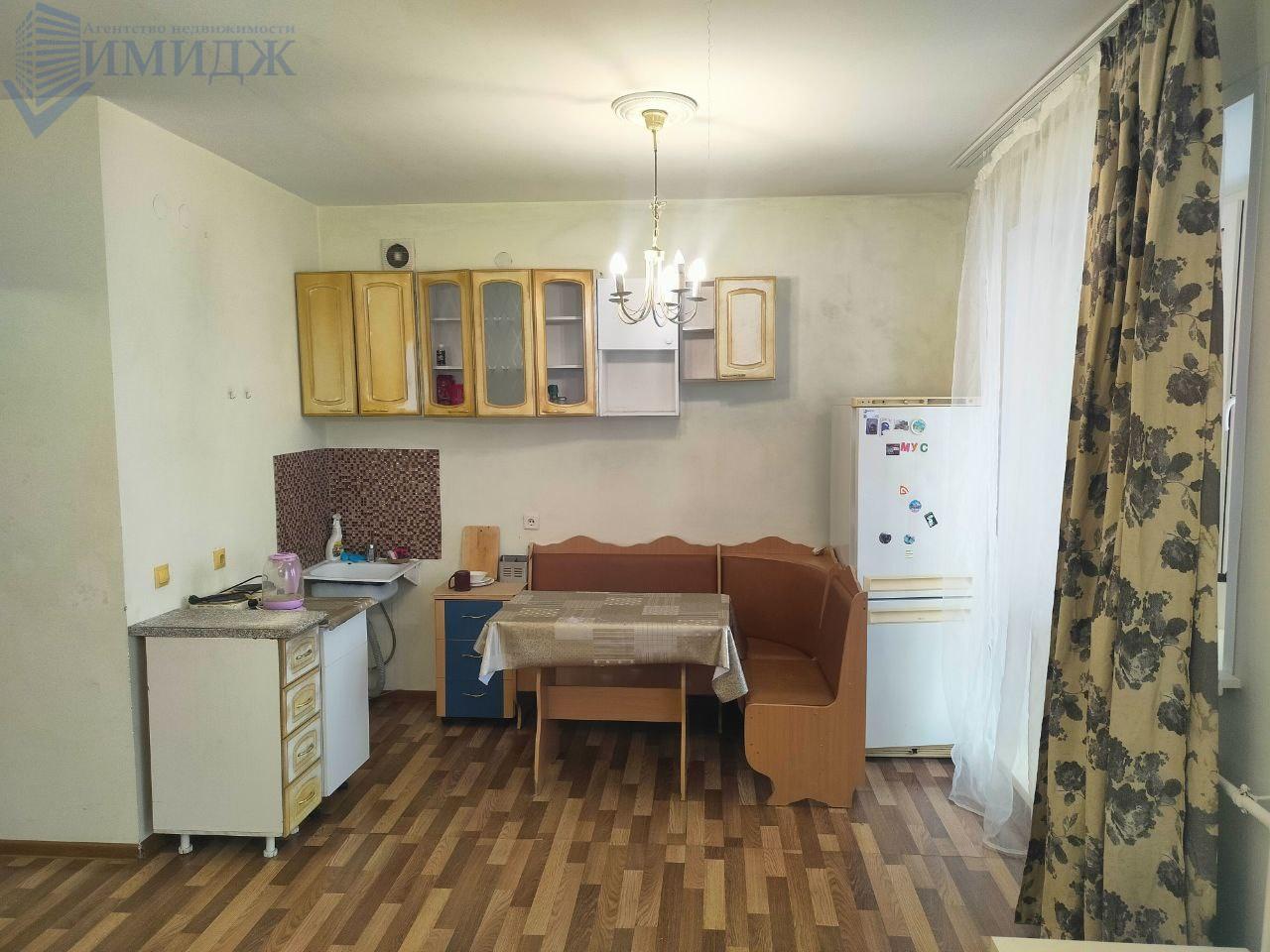 Фото реальные.
Сдам в аренду 1-комн. квартиру - студию.
Есть необходимая мебель и бытовая техника.
Собственник сдает  на длительный срок.
Свет, вода по счётчикам.
Вариант в наличии.
Звоните. Ответим на все вопросы.
Выездной риелтор!
Предоплату не берём. Оплата услуг после показа и подписания договор