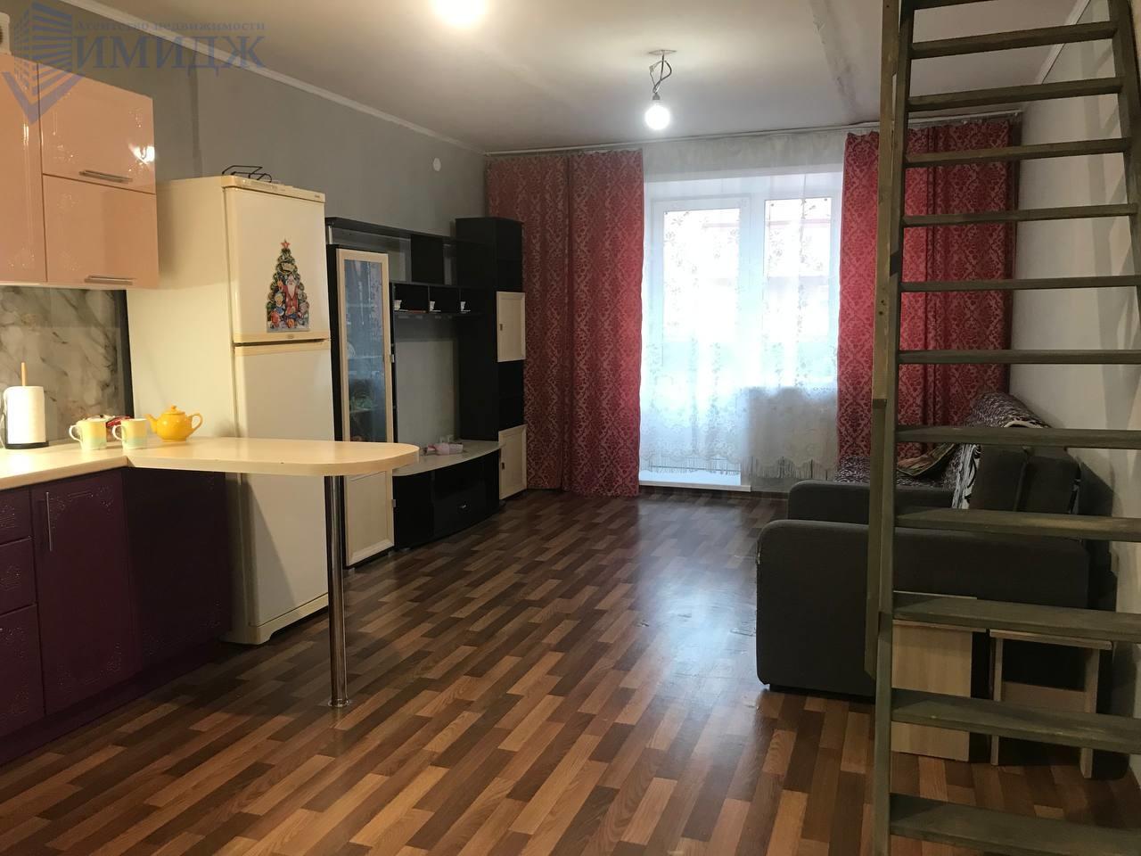 Фото реальные.
Сдам в аренду  квартиру. двухуровневую 9, 10 этаж. 
Есть необходимая мебель и бытовая техника.
Собственник сдает  на длительный срок.
Свет, вода по счётчикам.
Страховой депозит (залог) 15000 рублей.
Вариант в наличии.
Звоните. Ответим на все вопросы.
Выездной риелтор!
Предоплату не бе