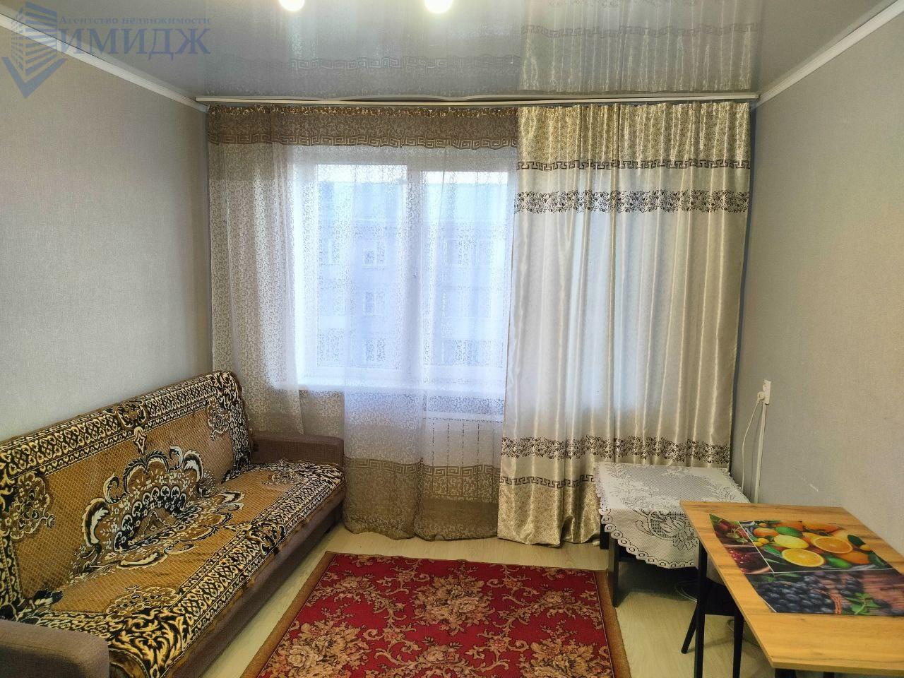 Фото реальные.
Сдам в аренду гостинку.
Есть вся необходимая мебель и бытовая техника.
Собственник сдает на длительный  срок.
Плюсом только свет. 
Страховой депозит (залог) 5000 рублей
Вариант в наличии.
Звоните. Ответим на все вопросы.
Выездной риелтор!
Предоплату не берём. 
Оплата услуг после показ