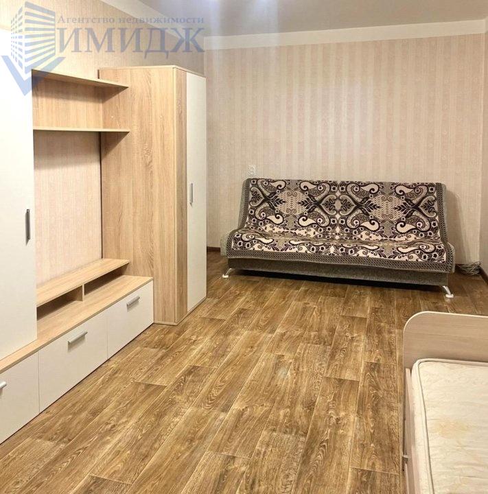 Фото реальные.
Сдам в аренду 1-комн. квартиру.
Есть необходимая мебель и бытовая техника.
Собственник сдает  на длительный срок.
Свет, вода по счётчикам.
Вариант в наличии.
Звоните. Ответим на все вопросы.
Выездной риелтор!
Предоплату не берём. Оплата услуг после показа и подписания договора-найма
У