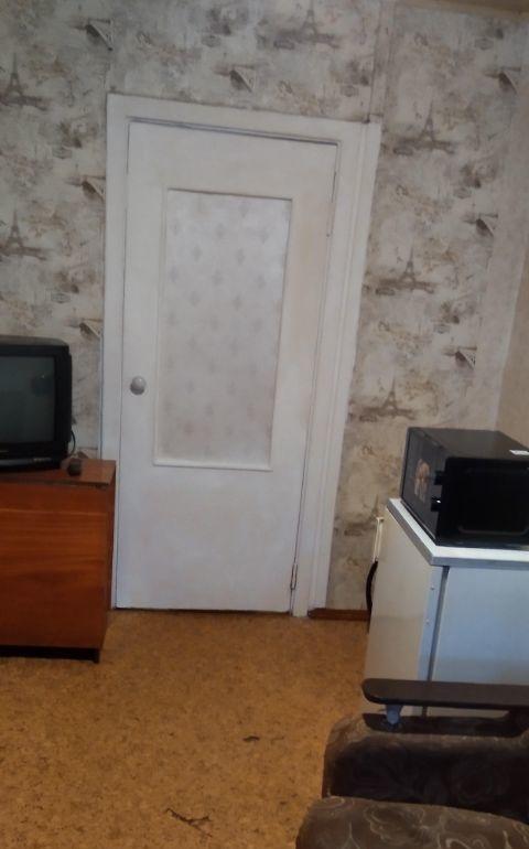 Сдается уютная гостинка  площадью 14 кв. м в Красноярске по адресу: Ключевская улица, 91. Платежеспособным и аккуратным людям .Квартира расположена на 4 этаже 5-этажного панельного дома.
В квартире сделан косметический ремонт, поэтому она выглядит свежо и аккуратно. В сан узле унитаз и душ- поддон.П