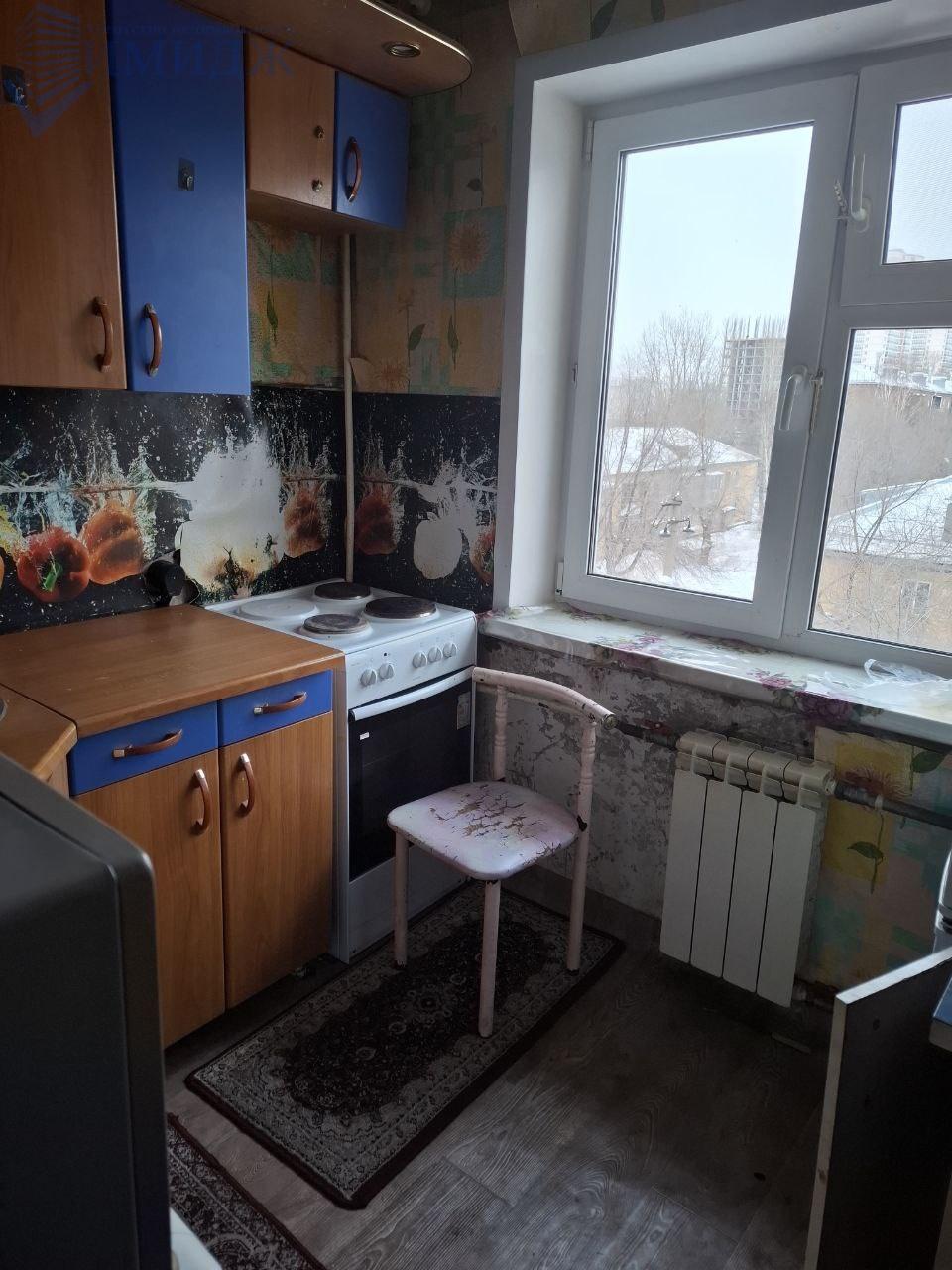 Фото реальные.
Сдам в аренду 3-комн. квартиру.
Есть необходимая мебель и бытовая техника.
Собственник сдает  на длительный срок.
К национальности претензий нет.
Возможна прописка. 
Свет, вода по счётчикам.
Вариант в наличии.
Звоните. Ответим на все вопросы.
Выездной риелтор!
Предоплату не берём. Опл