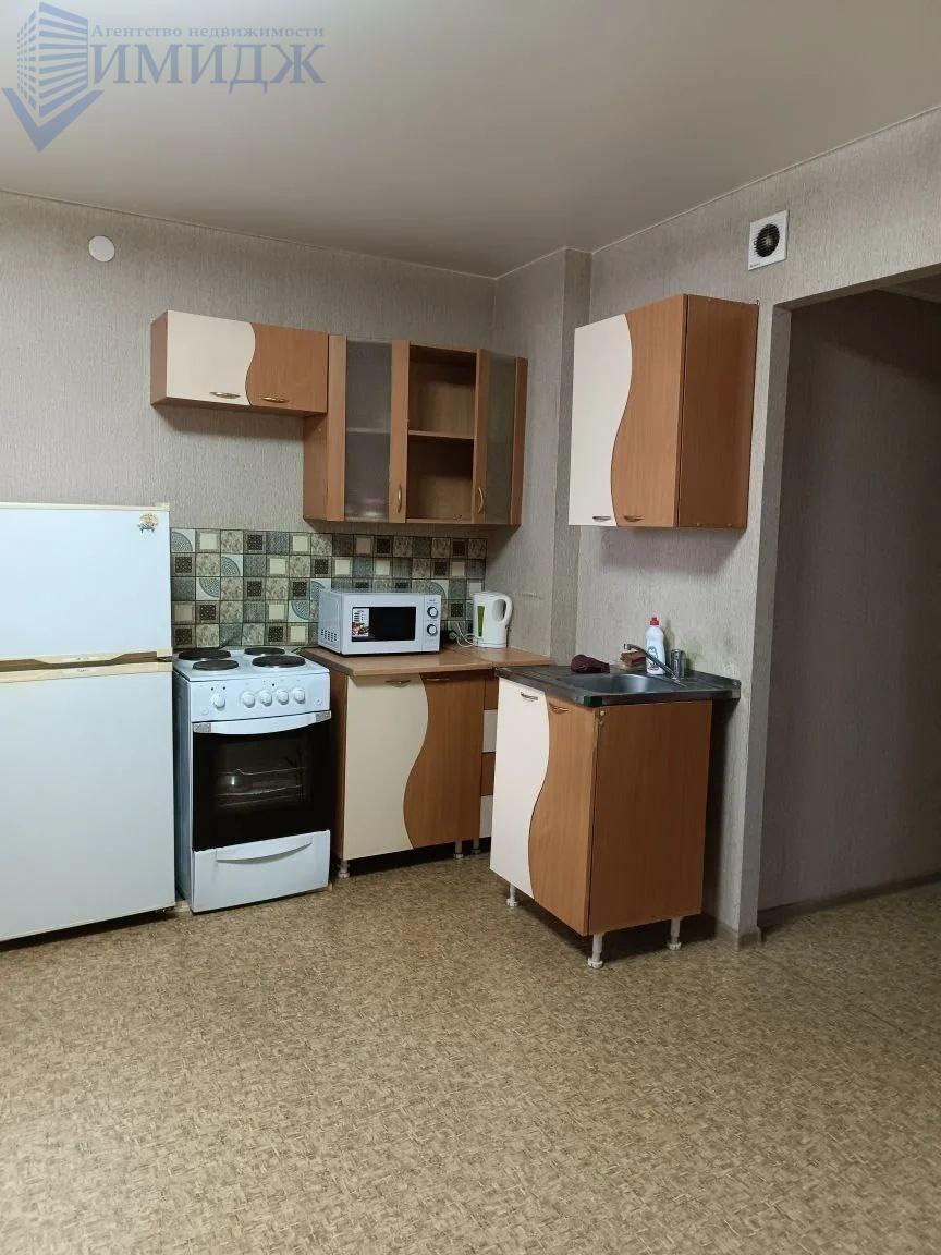 Фото реальные.
Сдам в аренду евродвушку.
Есть необходимая мебель и бытовая техника.
Собственник сдает  на длительный срок.
Свет, вода по счётчикам.
Вариант в наличии.
Звоните. Ответим на все вопросы.
Выездной риелтор!
Предоплату не берём. Оплата услуг после показа и подписания договора-найма
Услуги 