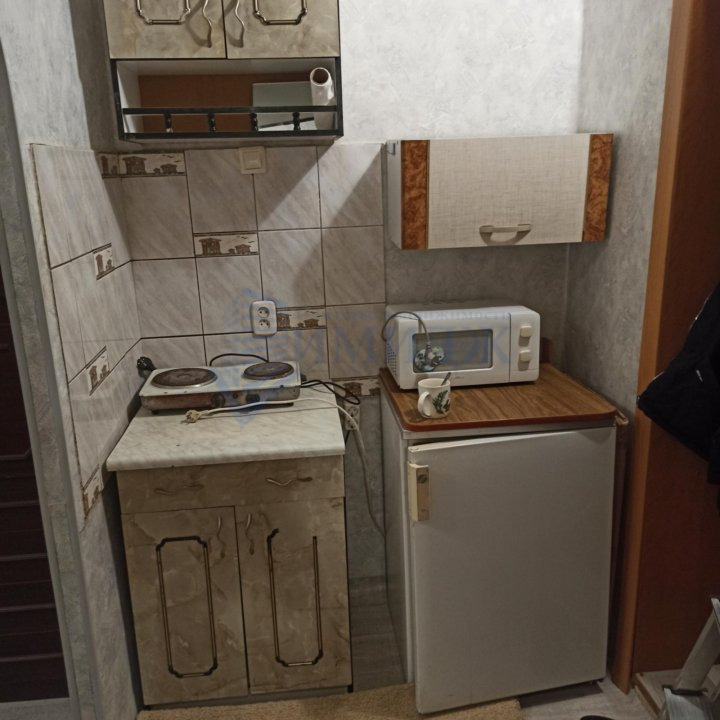 Сдаю светлую, теплую и полностью меблированную гостинку для аккуратных и платежеспособных людей.
На фото старый телевизор и плита(их нет, стоит плазма и плита с духовкой).

Почему здесь будет уютно?
✅ В комнате есть ВСЁ: стиральная машина,
плита с духовкой, плазменный телевизор.
✅ Много мебели: 2 уд