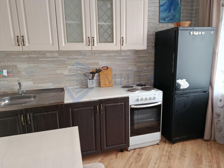 Сдаётся однокомнатная квартира на длительный срок. Без животных, некурящим. Рядом находятся магазины, новый бассейн, поликлиника. Квартира на первом этаже, для тех кто не любит лифты. Для занятия спортом площадка на школьном дворе. Квартира подходит для комфортного проживания одному или двоим. Балко