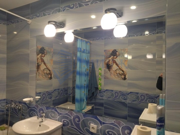 Просторная однокомнатная квартира, есть вся необходимая техника, холодильник, микроволновка , посудомоечная машина , плита, духовой шкаф , новая стиральная машина, телевизор, большой шкаф для ваших вещей, три спальных места. Есть место для того, чтобы разместить свою мебель. Можно с ребёнком, но без