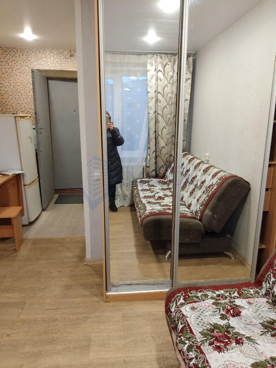 Фото реальные.
Сдам в аренду гостинку.
Есть вся необходимая мебель и бытовая техника.
Стиральной машины нет. 
Собственник сдает на длительный  срок.
Свет, вода по счётчикам.
Вариант в наличии.
Звоните. Ответим на все вопросы.
Выездной риелтор!
Предоплату не берём. 
Оплата услуг после показа объекта 