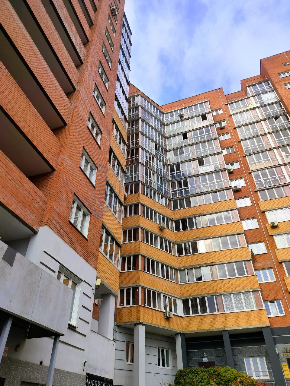 Фото реальные.
Сдам в аренду 1-комн. квартиру - студию.
Есть необходимая мебель и бытовая техника.
Собственник сдает  на длительный срок.
Свет, вода по счётчикам.
Вариант в наличии.
Звоните. Ответим на все вопросы.
Выездной риелтор!
Предоплату не берём. Оплата услуг после показа и подписания договор